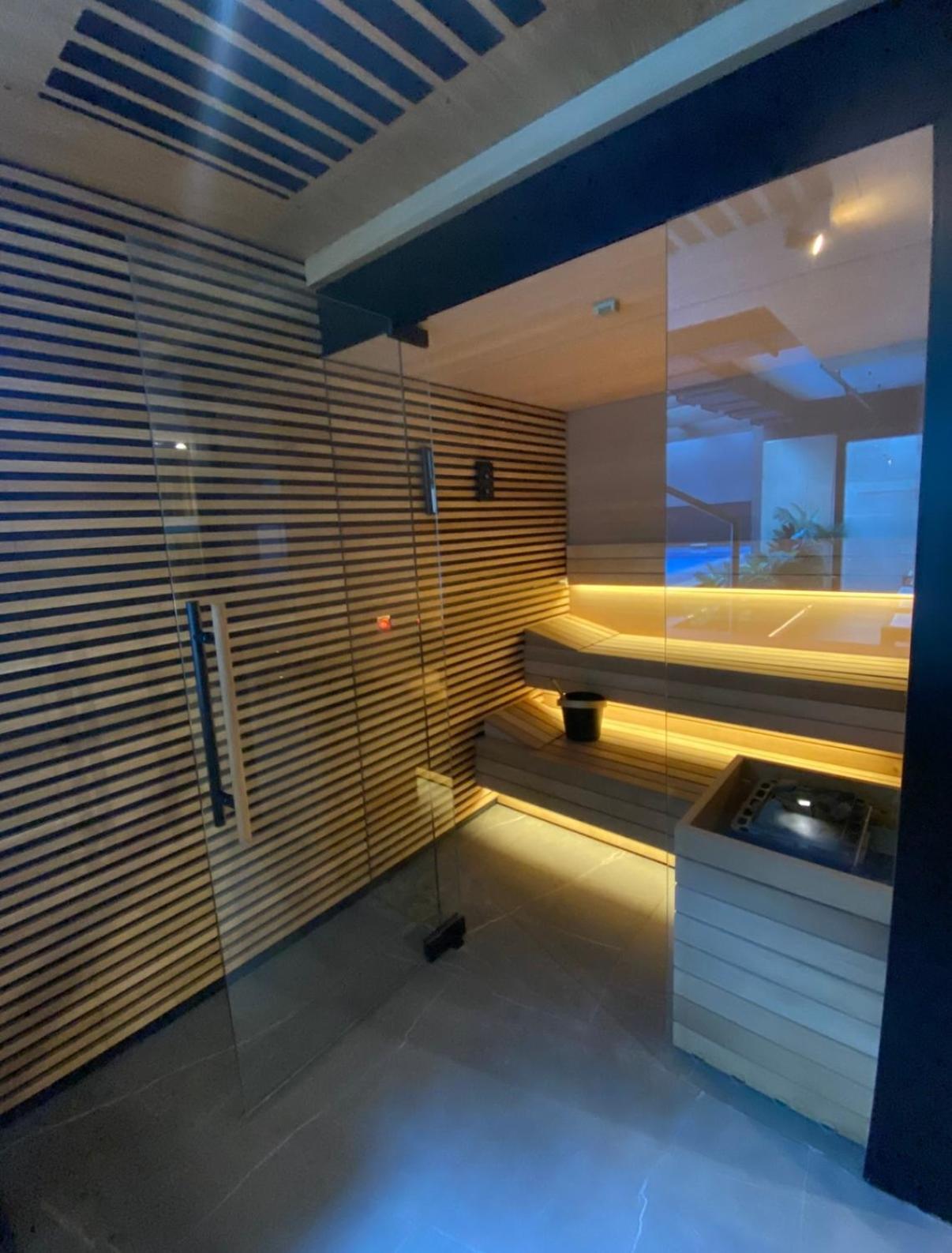 Vistula Avenue Apartment Free Parking, Swimming Pool, Sauna & Gym クラクフ エクステリア 写真